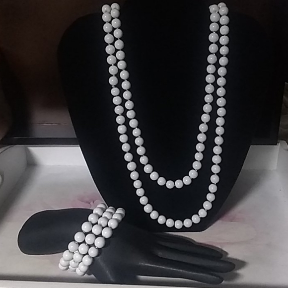 . Jewelry - ✴️vtg white beads set